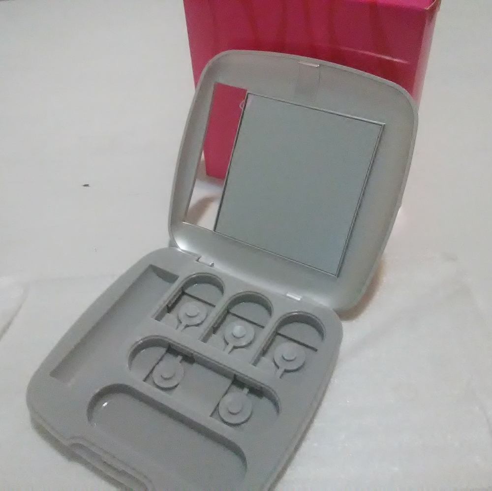 Mary Kay Compact - Picture 2 of 4